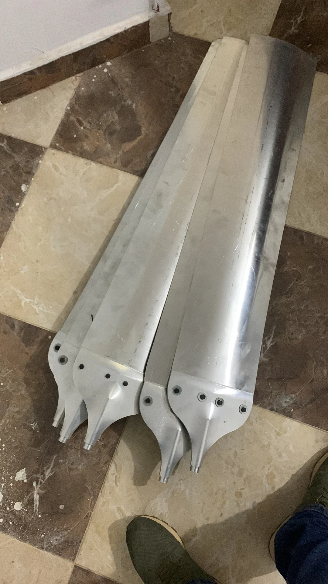 ريش من أحد النماذج المبكرة قبل التجميع، صورة فعلية من أرشيف الشركة
